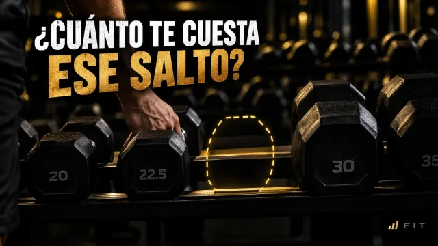 Una mano se detiene sobre una mancuerna en un rack de progresión, junto a un hueco marcado hacia la siguiente mancuerna, notablemente más pesada que el resto de la escalera.